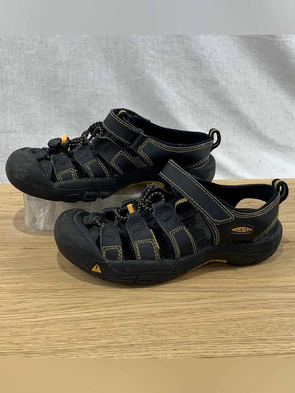 KEEN Newport H2 Kid’s Size 4 Waterproof Black Hiking Sandals